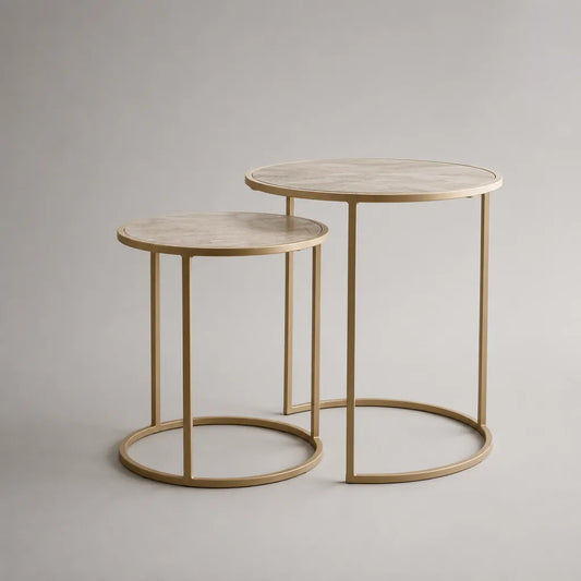 2er-Set runde Couchtische aus Sinterstein und Stahl, Gold/Beige, Ø 60 × H 55 cm und Ø 45 × H 45 cm