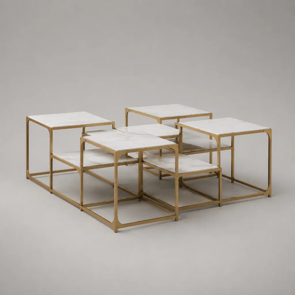 4-teiliges quadratisches Couchtisch-Set aus MDF und Stahl, 50 × 50 × 50 cm je Tisch, Weiß in Marmoroptik und Gold, mit Ablageboden
