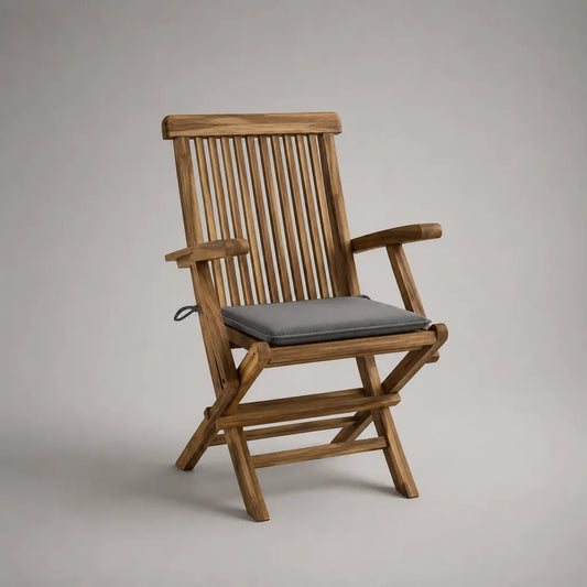 Klappbarer Gartenstuhl aus massivem Akazienholz mit Armlehnen und grauem Sitzkissen, 57 × 63 × 104 cm